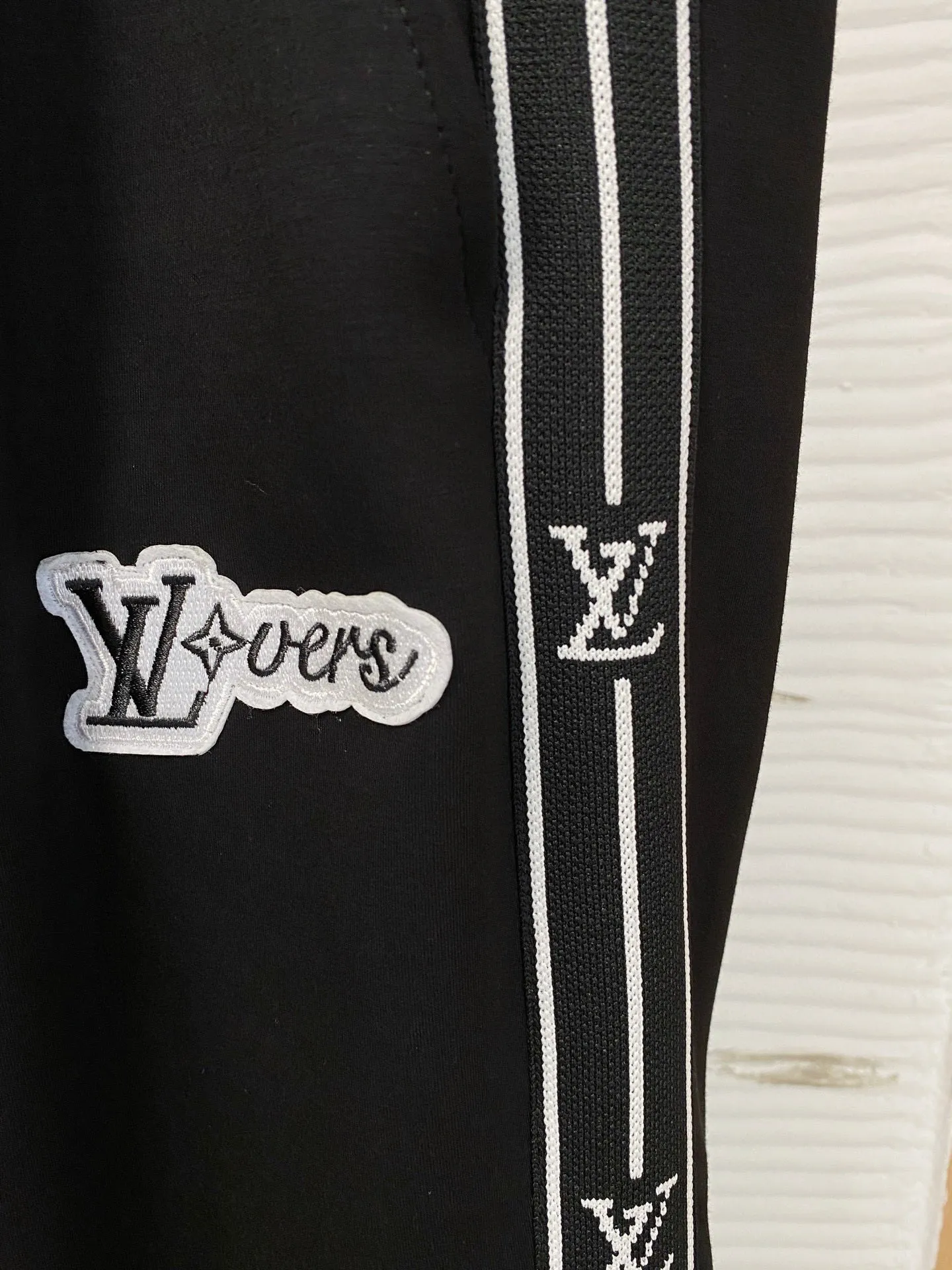 🅿️540 [LV Louis Vuitton] hot-selling suit is coming. Focus on the original version of the official website. 2025 new hot-selling round neck sweatshirt suit. The original order is the best 🇭🇰. It is the meticulous work of top designers for a fitting and perfect upper body effect. All-natural high-quality Tencel Roman cotton 100%, close-fitting comfort, noble and elegant! Original hardware embodies elegance and nobility! Counter size: M-3XL (maximum wear up to 190 pounds)